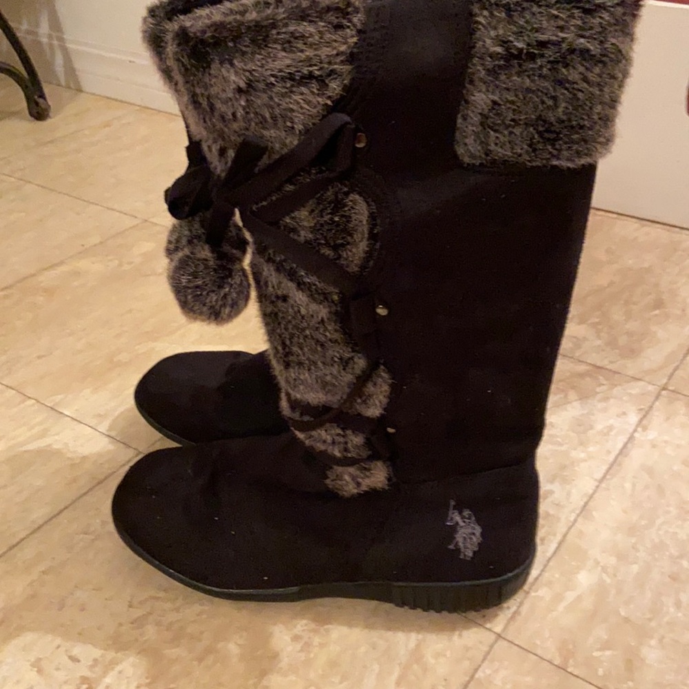 Black winter boots
